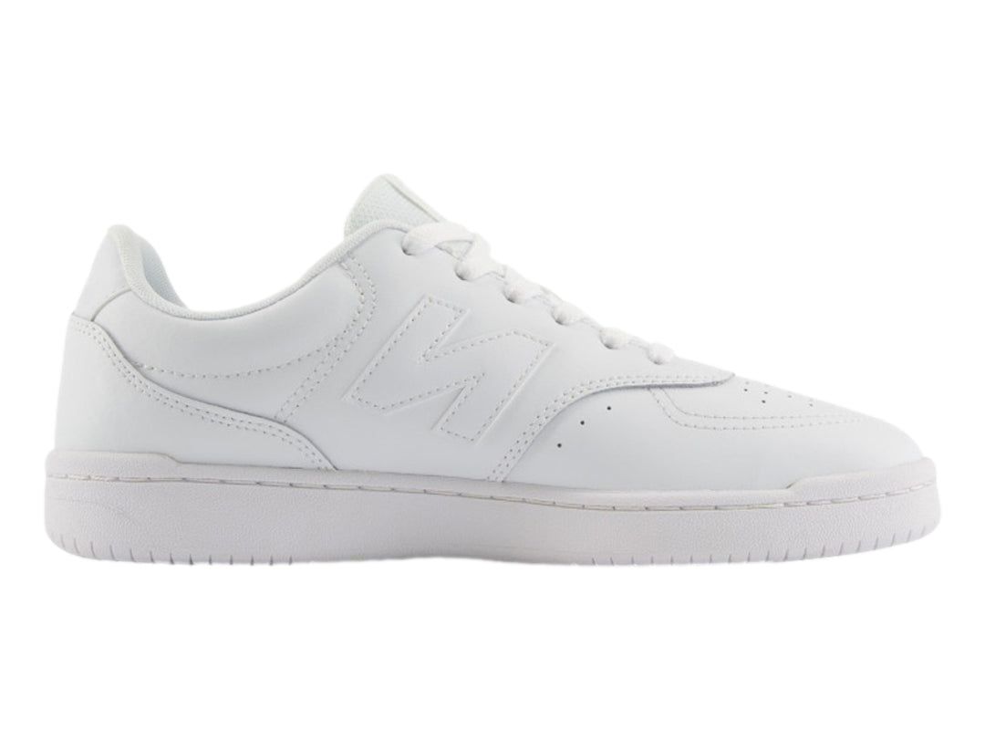 Tenis New Balance BB 80 de color blanco, corte bajo con suela plana y cordones.