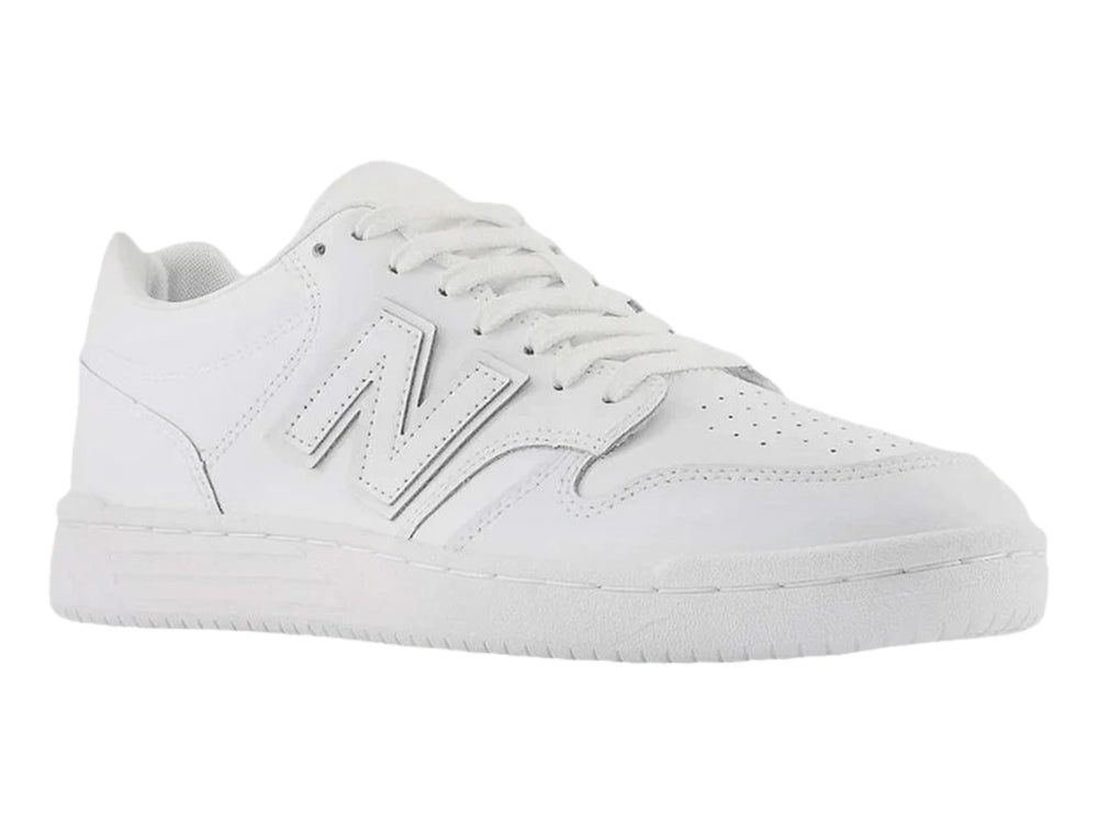 Tenis New Balance BB 80 de color blanco, corte bajo con suela plana y cordones.