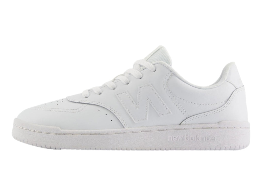 Tenis New Balance BB 80 de color blanco, corte bajo con suela plana y cordones.