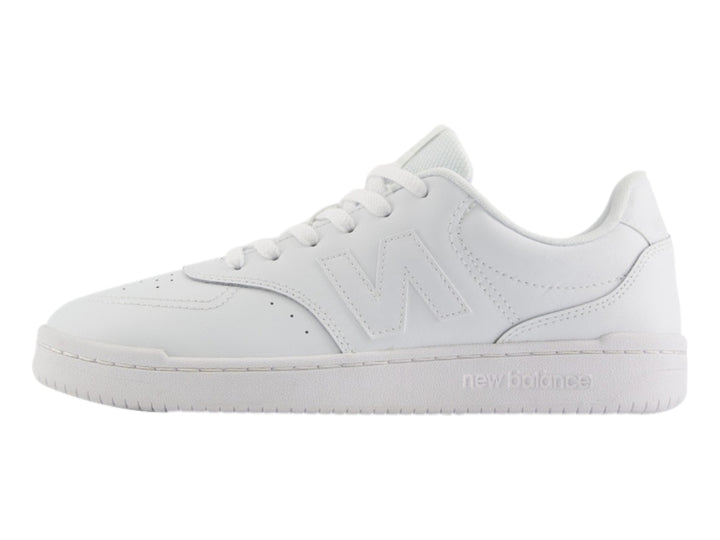 Tenis New Balance BB 80 de color blanco, corte bajo con suela plana y cordones.