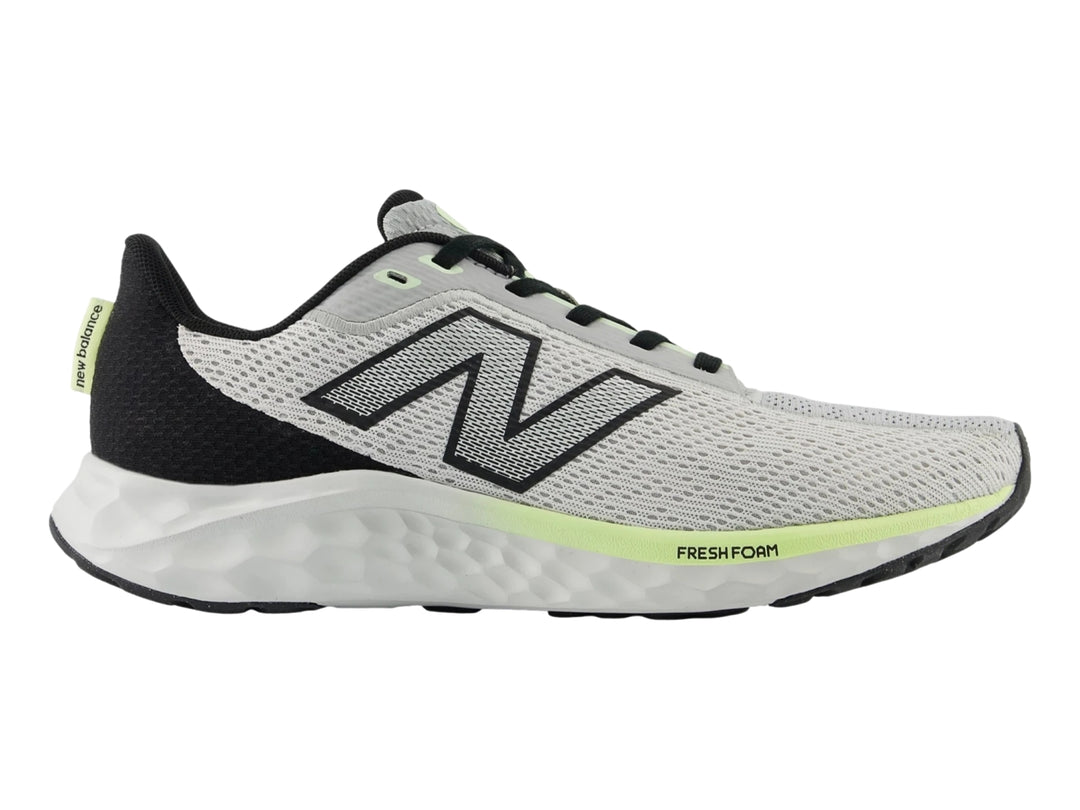 Tenis New Balance Arishi en color gris con detalles en negro y verde neón, diseño deportivo para correr.