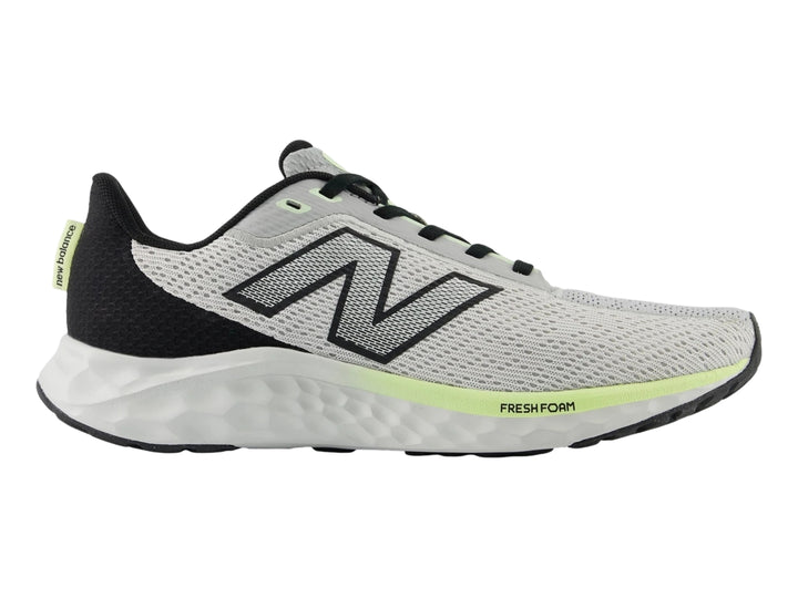 Tenis New Balance Arishi en color gris con detalles en negro y verde neón, diseño deportivo para correr.