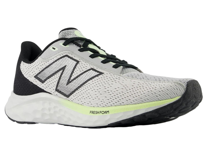 Tenis New Balance Arishi en color gris con detalles en negro y verde neón, diseño deportivo para correr.