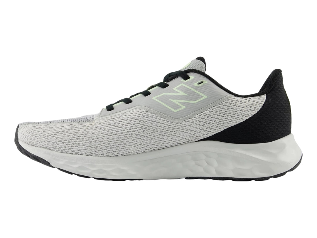 Tenis New Balance Arishi en color gris con detalles en negro y verde neón, diseño deportivo para correr.