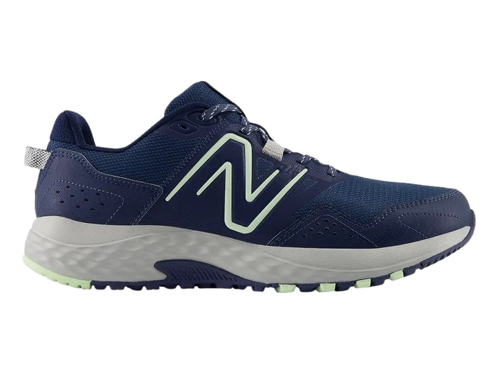 Tenis New Balance MT 410 en color azul marino con detalles en verde menta y suela gris.