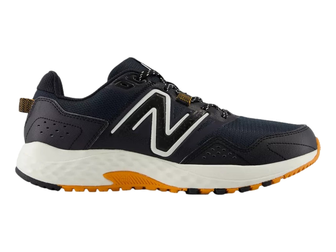 Tenis New Balance deportivos color negro con suela blanca y naranja.