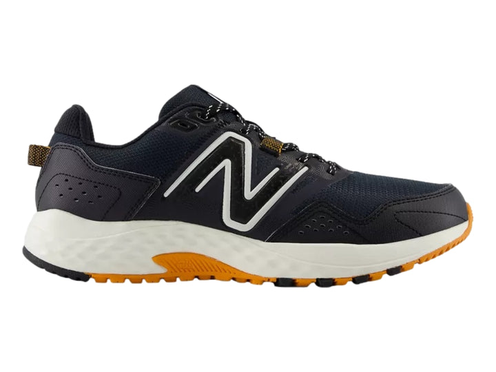 Tenis New Balance deportivos color negro con suela blanca y naranja.