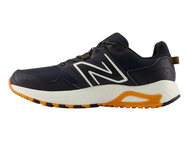 Tenis New Balance deportivos color negro con suela blanca y naranja.