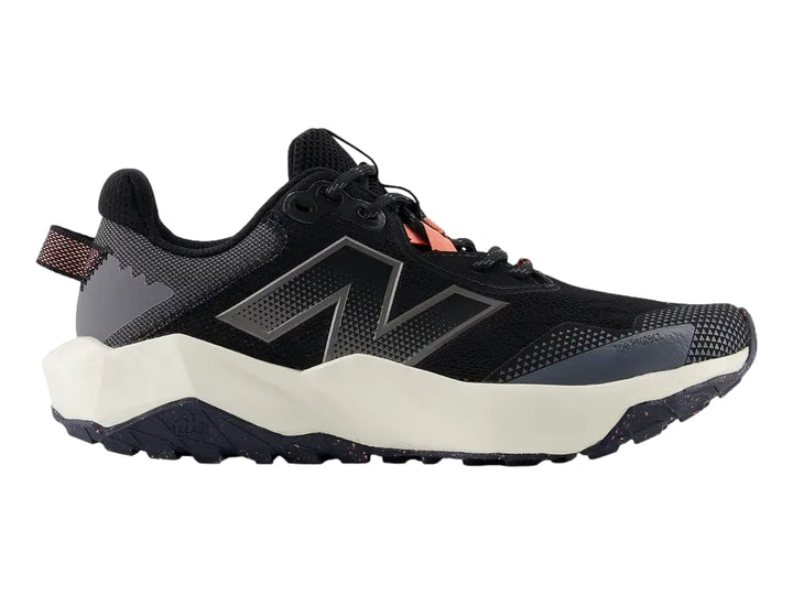 Tenis New Balance deportivos color negro con suela blanca y detalles en gris y naranja.