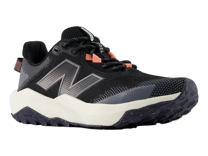 Tenis New Balance deportivos color negro con suela blanca y detalles en gris y naranja.