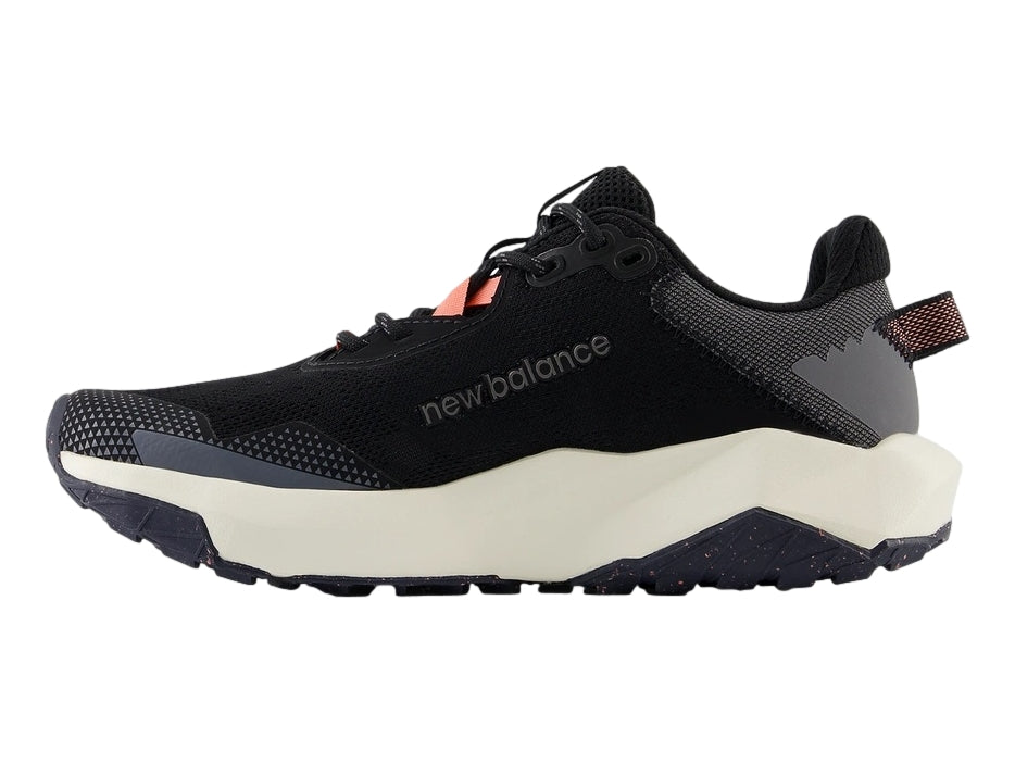 Tenis New Balance deportivos color negro con suela blanca y detalles en gris y naranja.