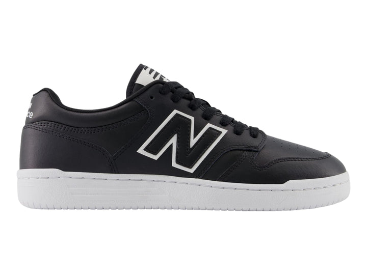 Tenis New Balance modelo BB80 en color negro con suela y logotipo lateral en blanco.