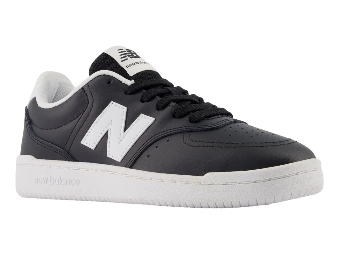 Tenis New Balance modelo BB80 en color negro con suela y logotipo lateral en blanco.