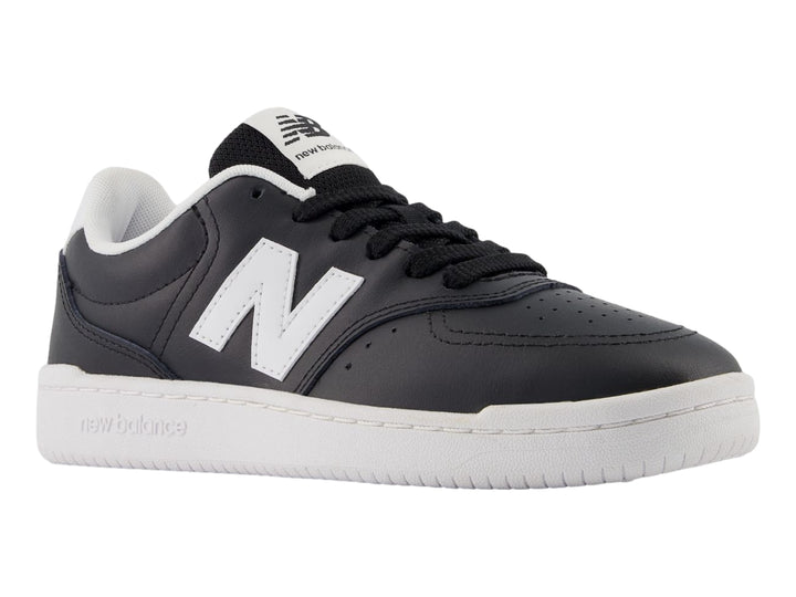 Tenis New Balance modelo BB80 en color negro con suela y logotipo lateral en blanco.