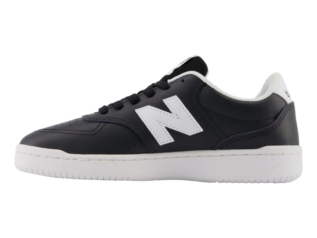 Tenis New Balance modelo BB80 en color negro con suela y logotipo lateral en blanco.