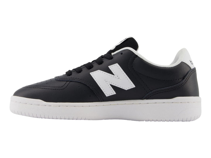Tenis New Balance modelo BB80 en color negro con suela y logotipo lateral en blanco.