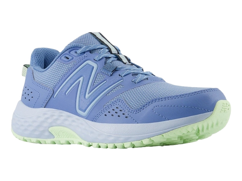 Tenis deportivos New Balance color azul laguna con suela verde menta para mujer.