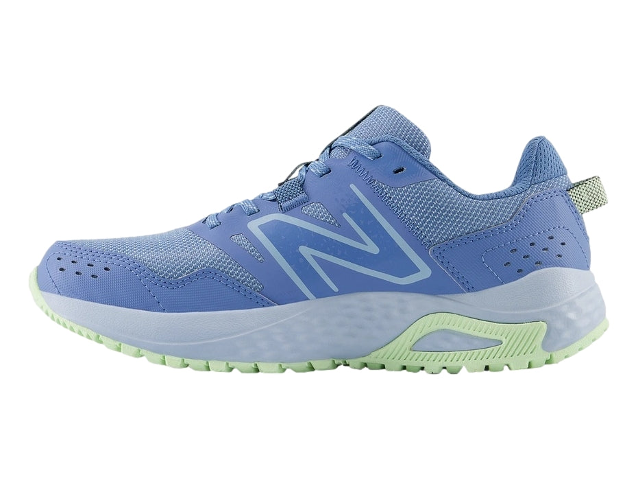 Tenis deportivos New Balance color azul laguna con suela verde menta para mujer.