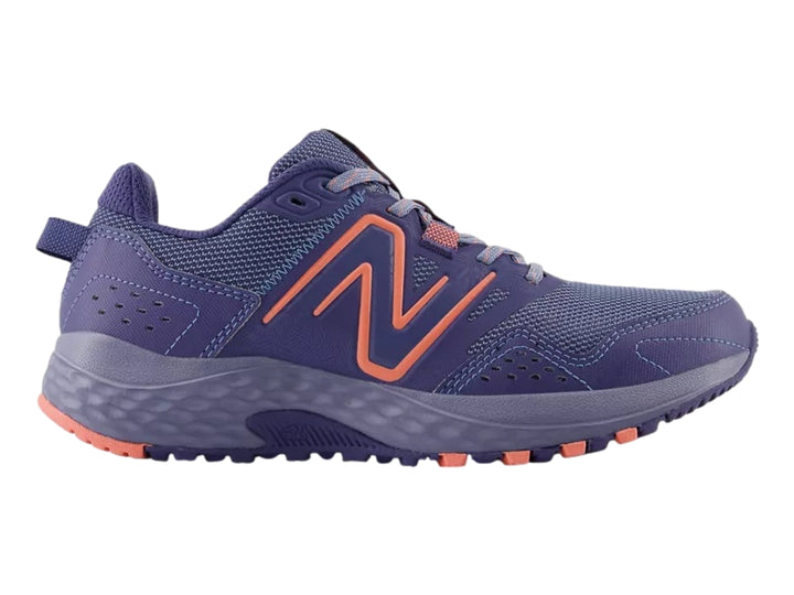 Tenis New Balance color morado con detalles en naranja, diseño deportivo para actividades al aire libre.