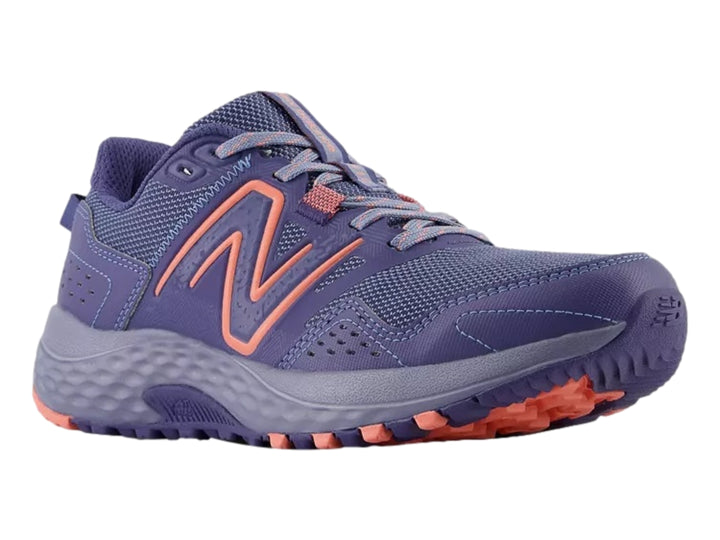 Tenis New Balance color morado con detalles en naranja, diseño deportivo para actividades al aire libre.