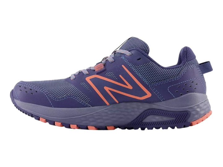 Tenis New Balance color morado con detalles en naranja, diseño deportivo para actividades al aire libre.