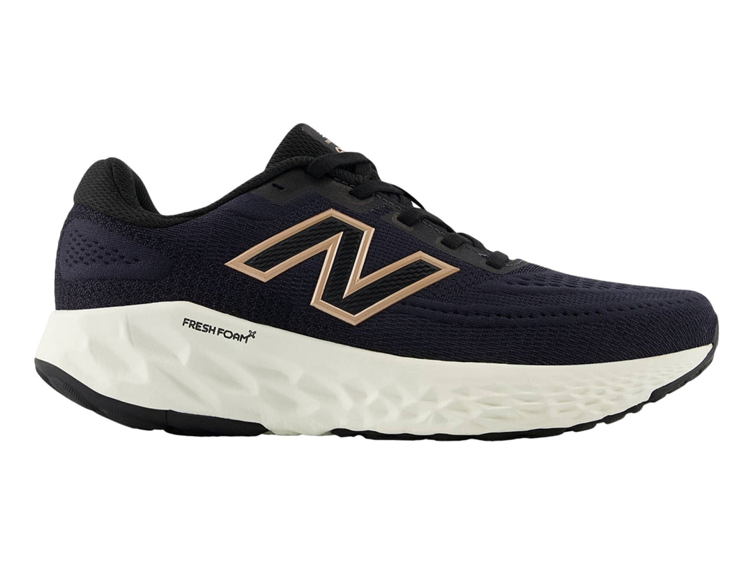Tenis New Balance modelo Evoz en color phantom con suela blanca y logotipo dorado lateral.
