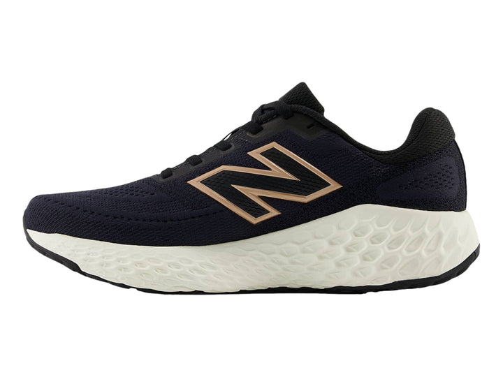 Tenis New Balance modelo Evoz en color phantom con suela blanca y logotipo dorado lateral.