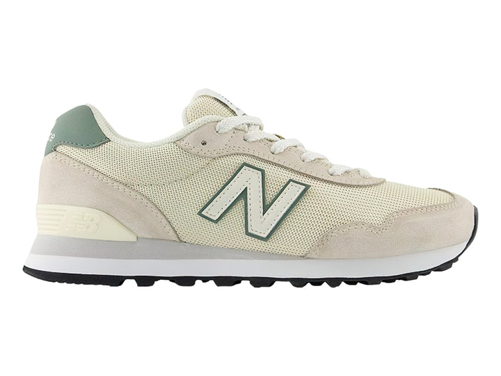 Tenis New Balance modelo 515 en color blanco ostra con detalles en verde menta y suela blanca.