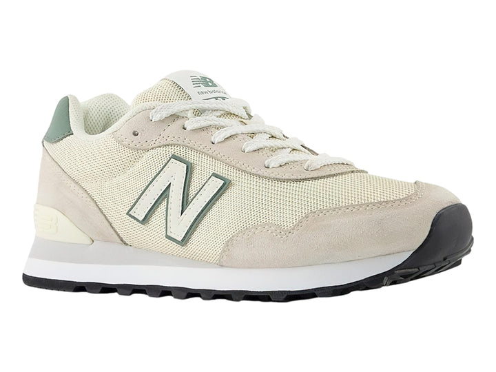 Tenis New Balance modelo 515 en color blanco ostra con detalles en verde menta y suela blanca.