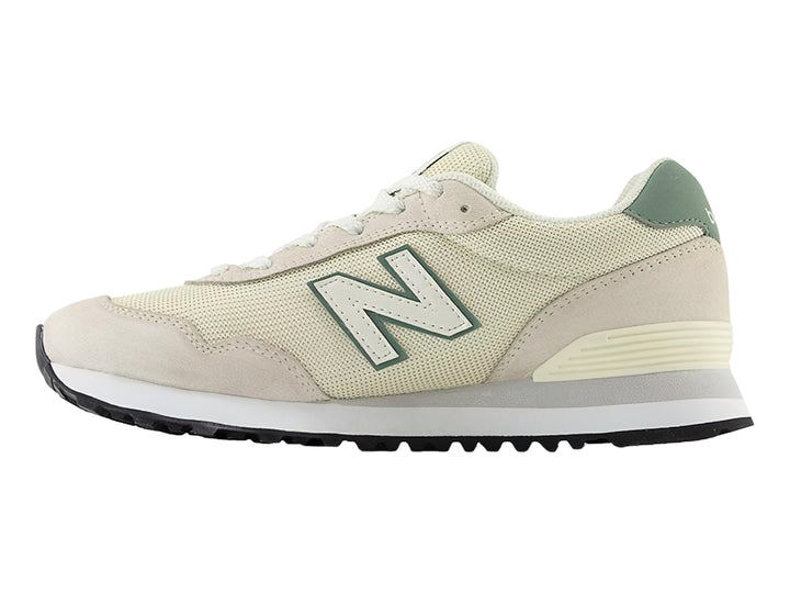 Tenis New Balance modelo 515 en color blanco ostra con detalles en verde menta y suela blanca.