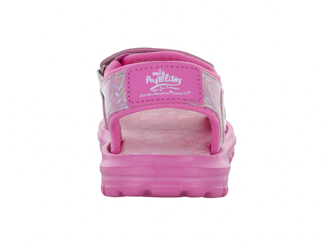Sandalia rosa para niña con estampado de chispas de colores y cierre de velcro.