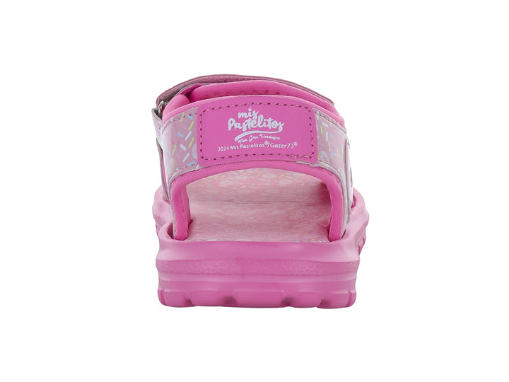 Sandalia rosa para niña con estampado de chispas de colores y cierre de velcro.