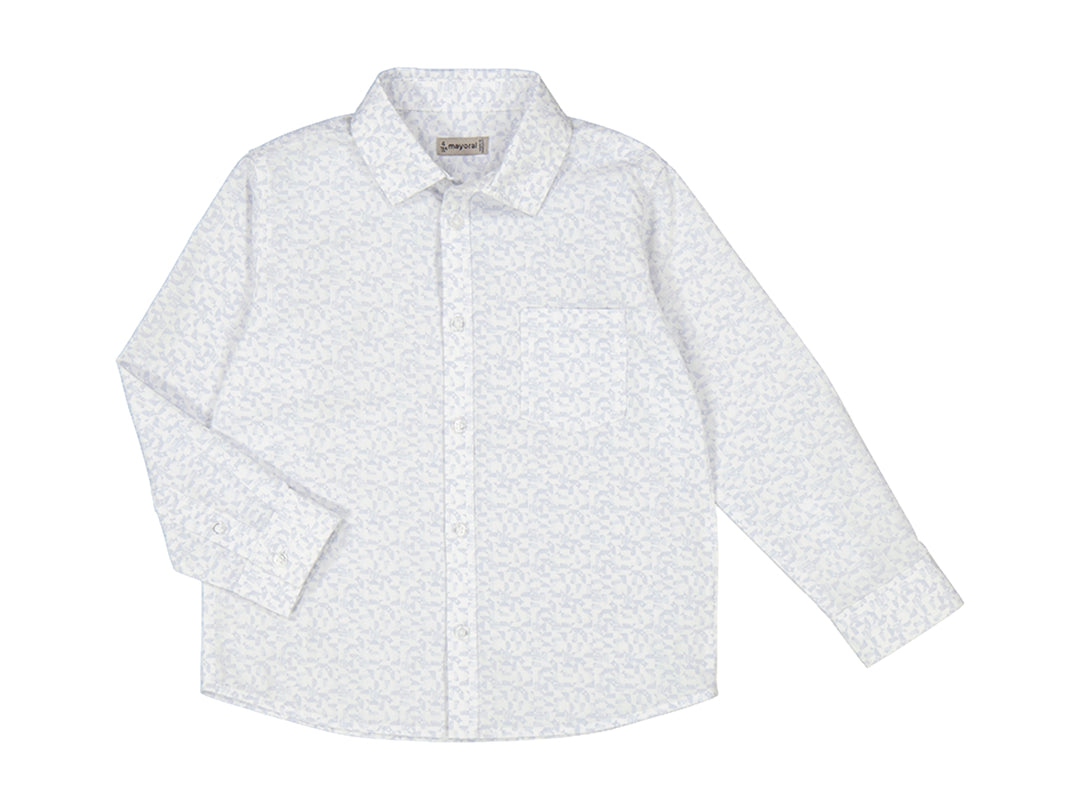 Camisa celeste de manga larga para niño con estampado sutil, cuello clásico y bolsillo frontal.