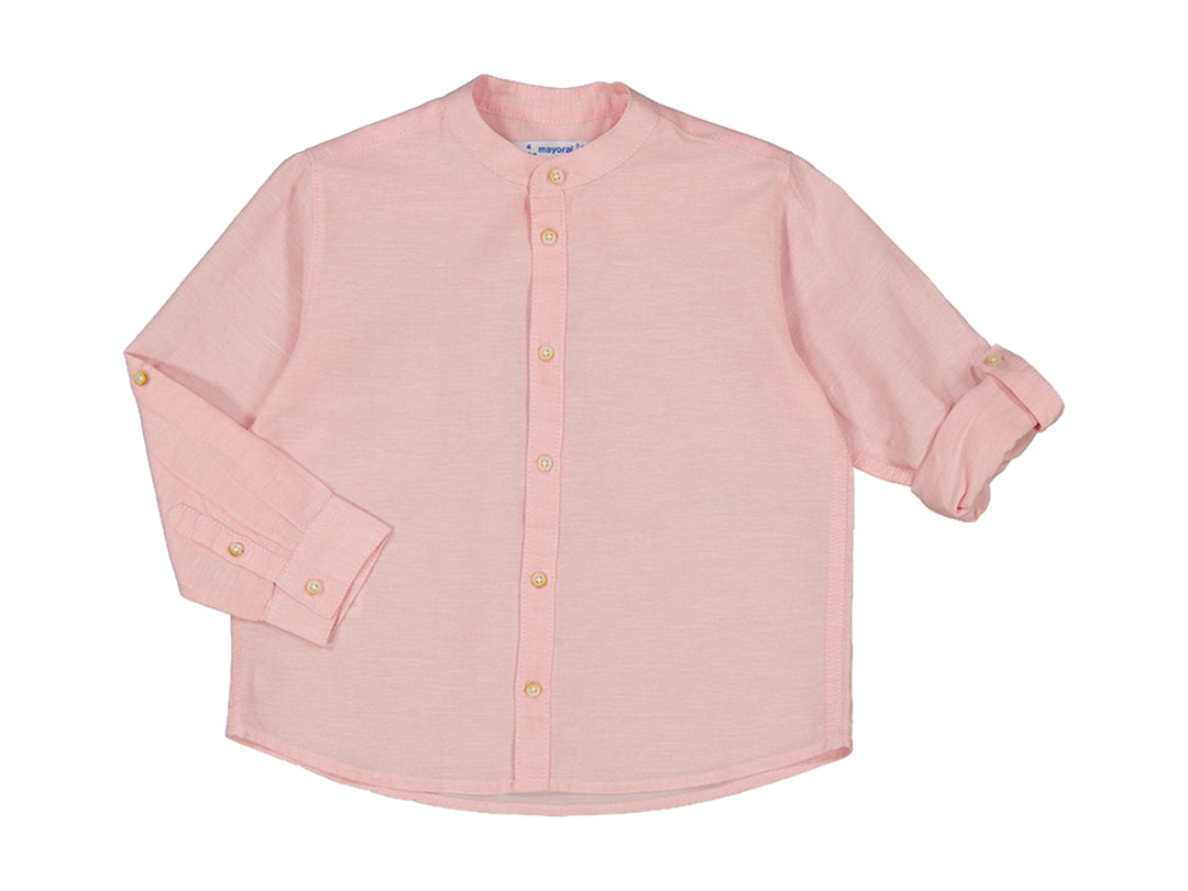 Camisa de lino color rosa guayaba para niño con cuello mao y botones frontales.