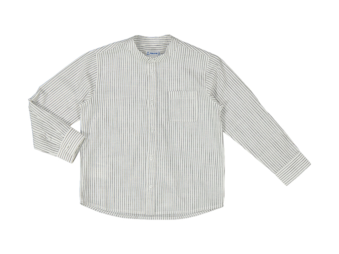 Camisa color crema con rayas verticales oscuras, cuello mao y manga larga para niño.