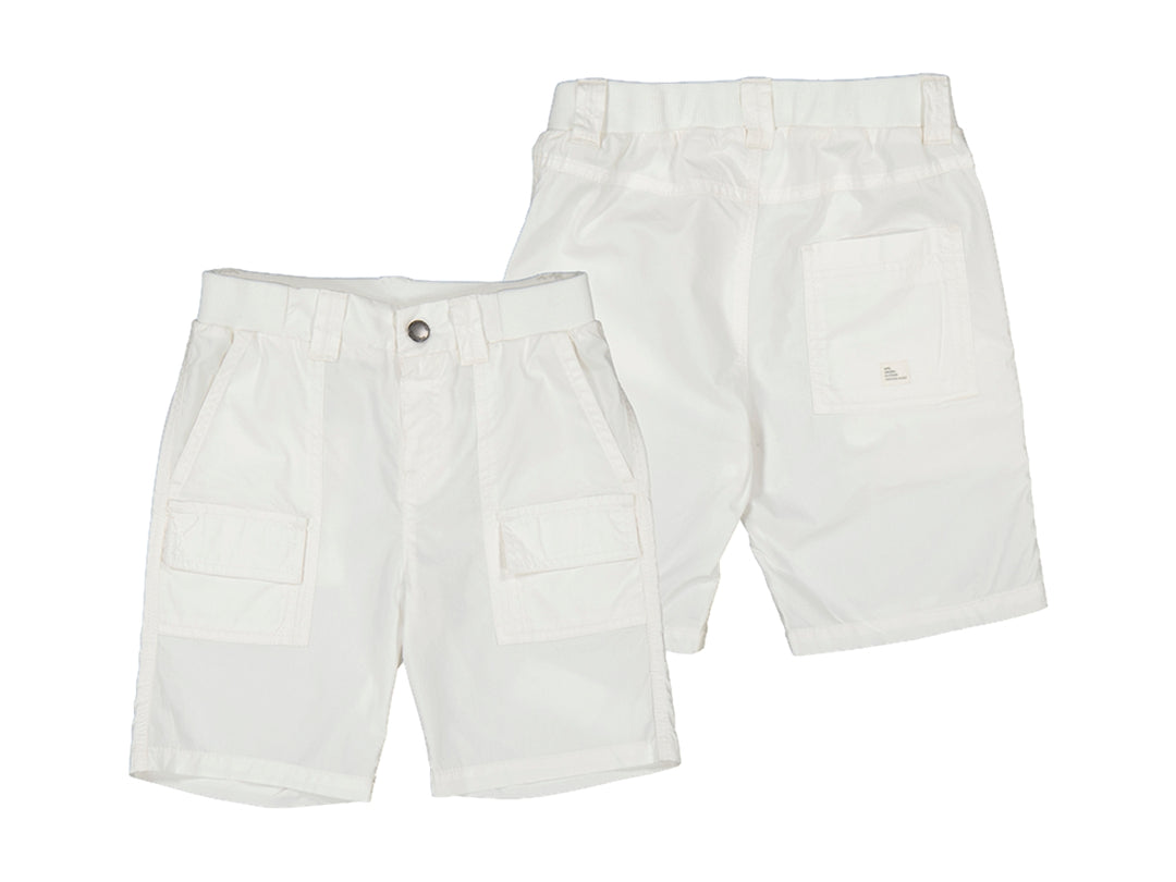Bermudas color nata para niño con múltiples bolsillos y cintura elástica.