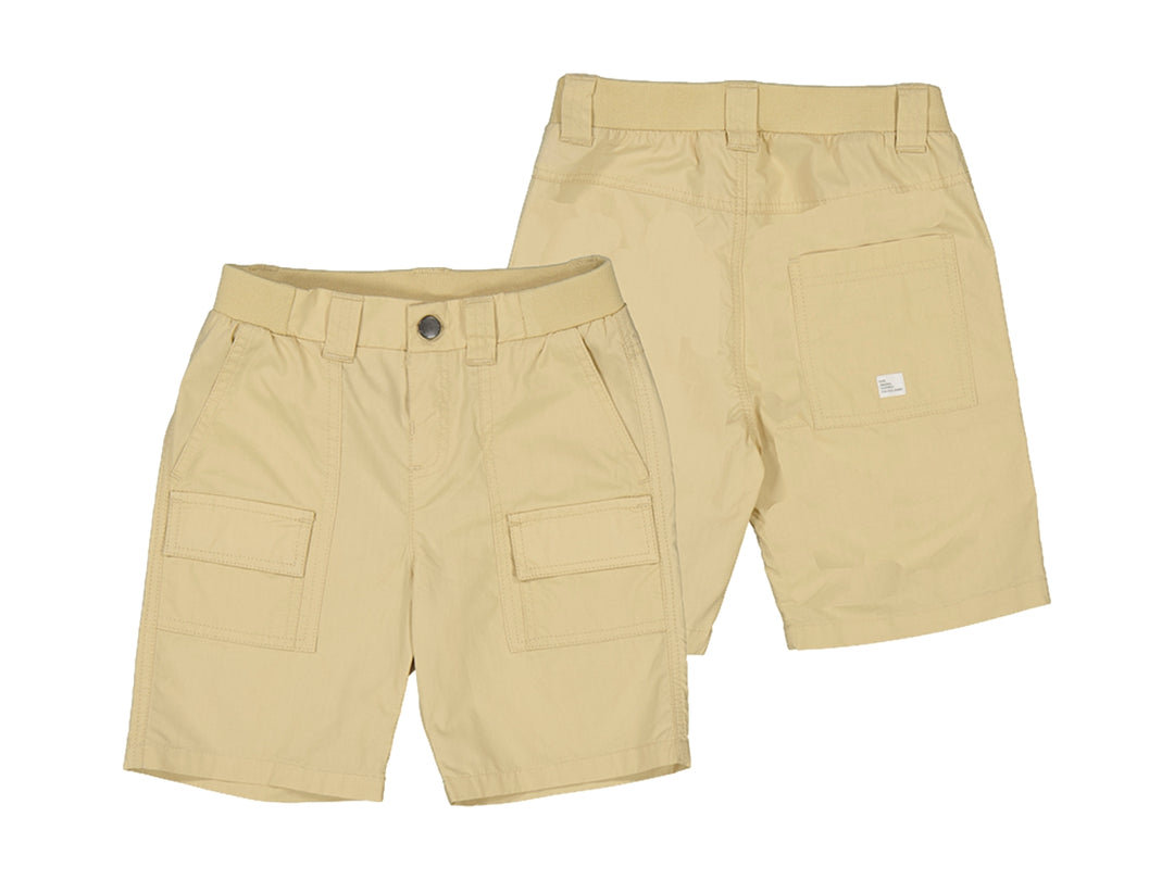 Bermuda color beige para niño con múltiples bolsillos laterales y traseros.