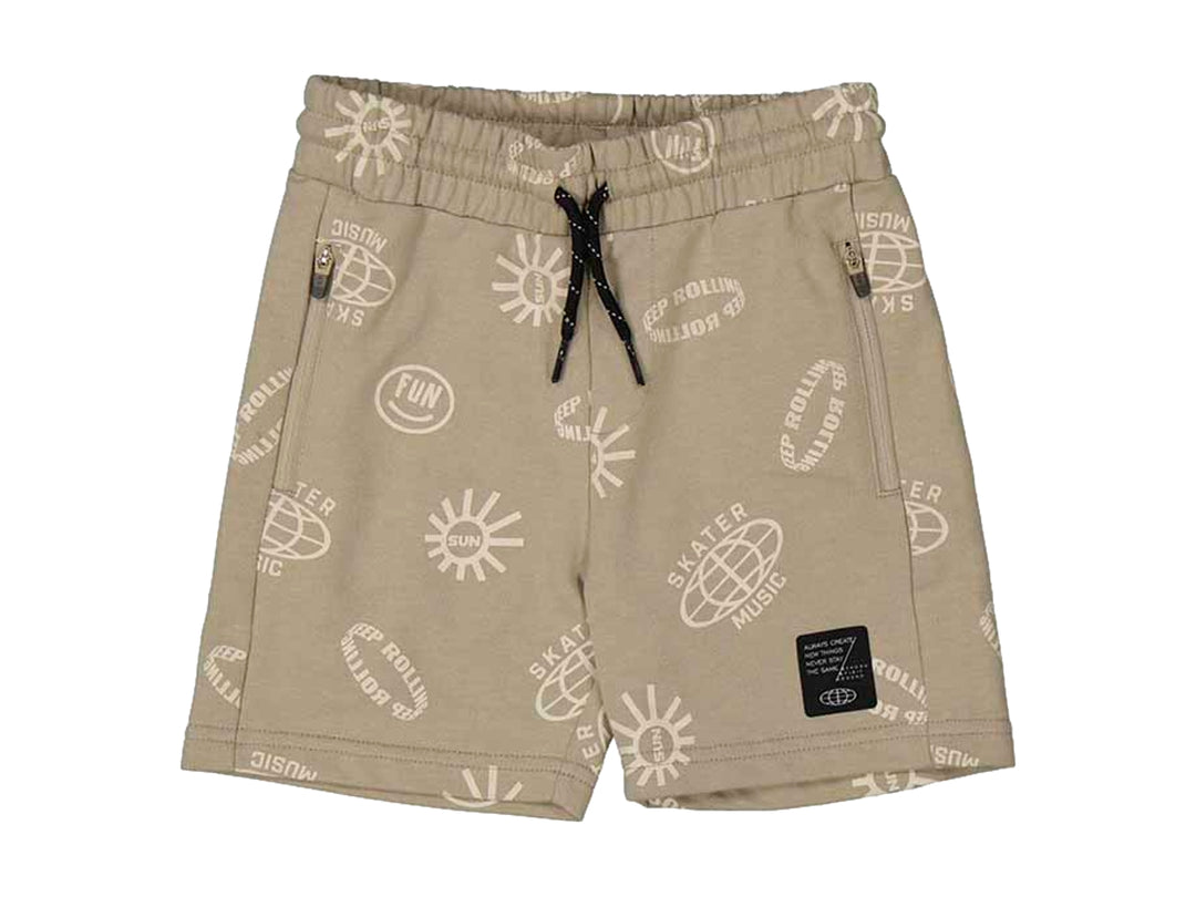 Bermuda color beige con estampados blancos, cintura elástica con cordón negro y bolsillos laterales.