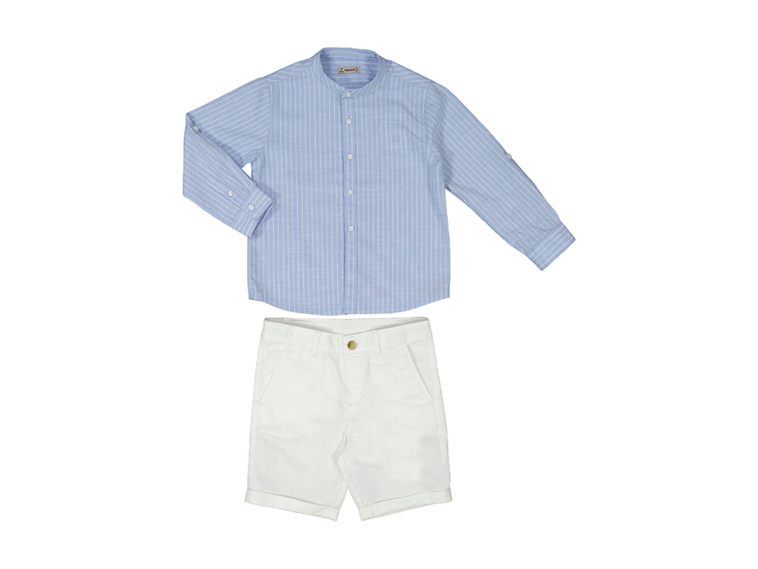 Conjunto para niño compuesto por camisa celeste a rayas con cuello mao y bermudas blancas.