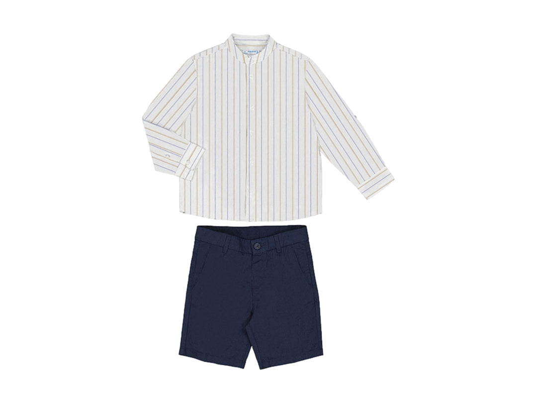 Conjunto infantil de camisa blanca a rayas y bermuda azul marino.
