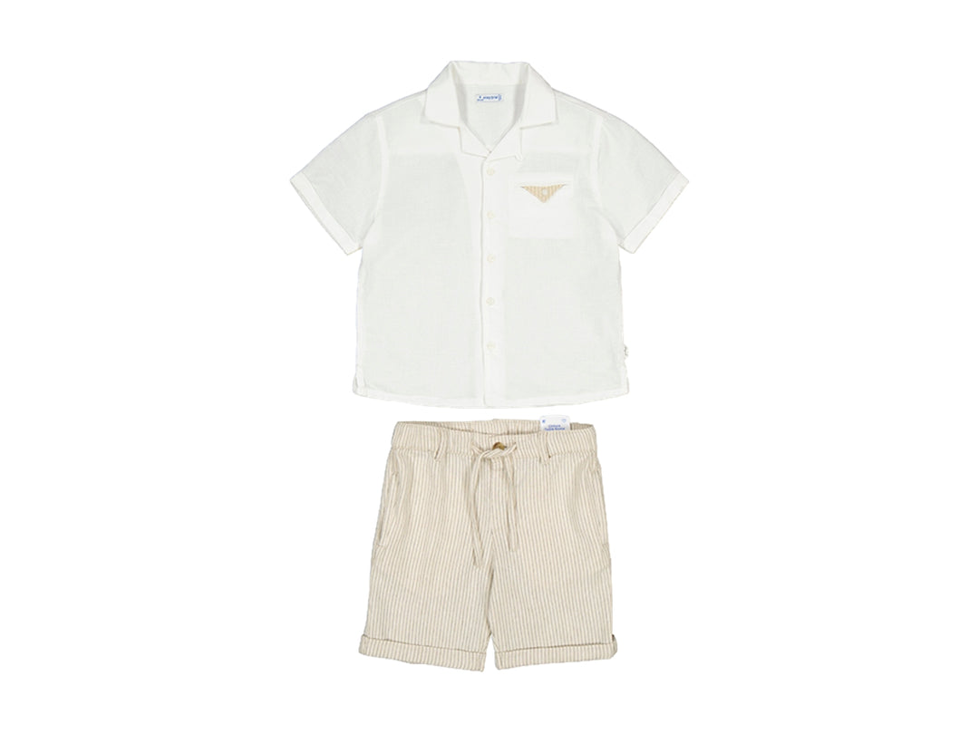 Conjunto de ropa para Niño color crema, incluye camisa de manga corta y bermudas a rayas.