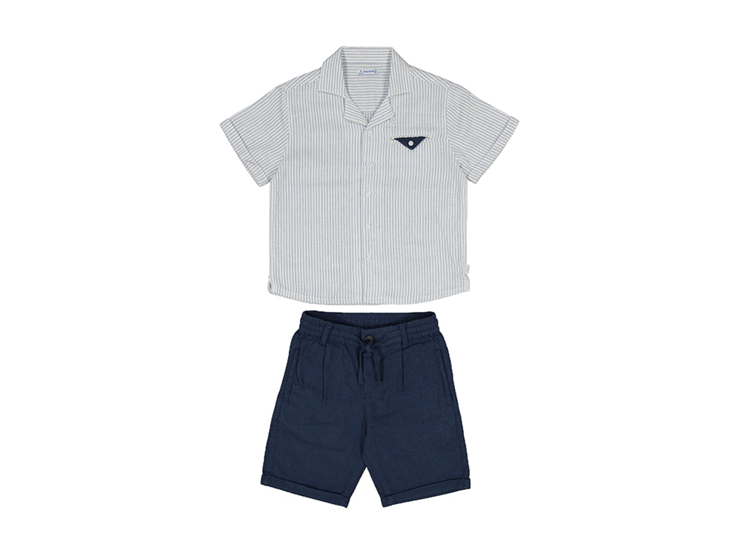 Conjunto para niño de camisa blanca a rayas azules y bermudas azul marino.