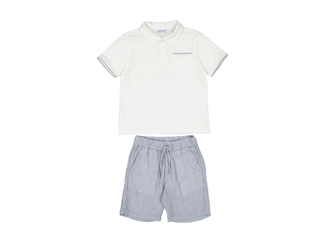 Conjunto de ropa infantil compuesto por un polo blanco y una bermuda azul con rayas blancas.