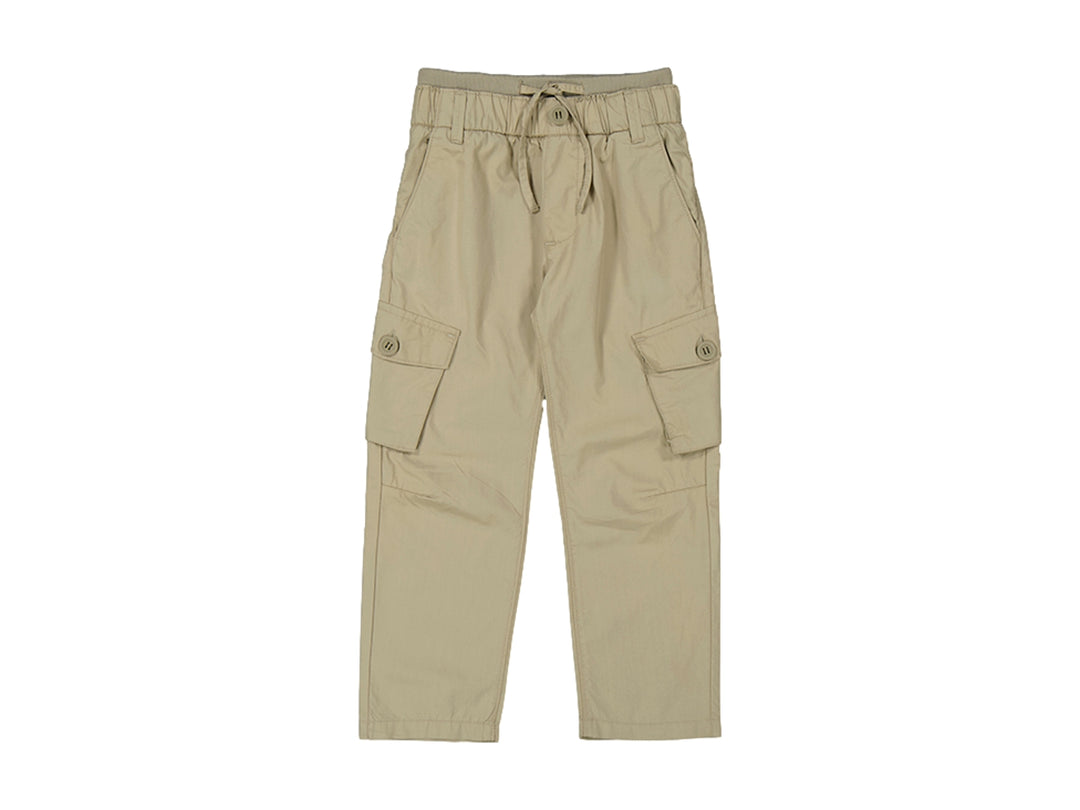 Pantalón cargo color almendra para niño con bolsillos laterales y cintura elástica.