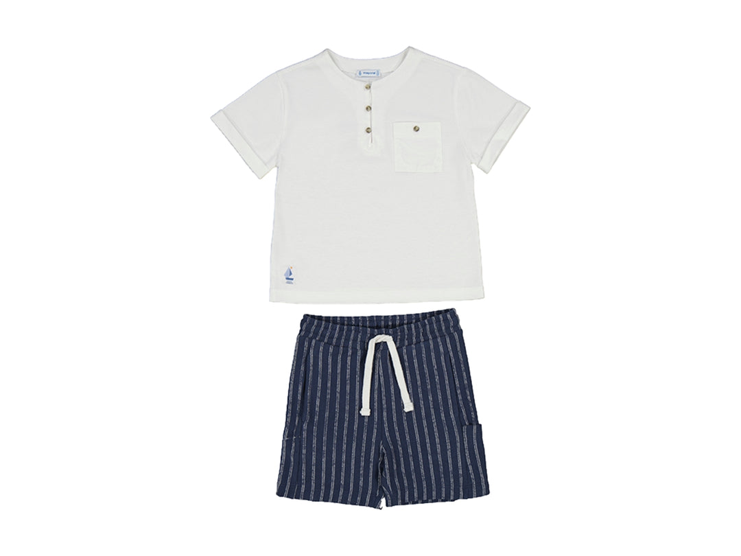 Conjunto de ropa infantil compuesto por una camiseta blanca y un pantalón corto azul marino a rayas blancas.