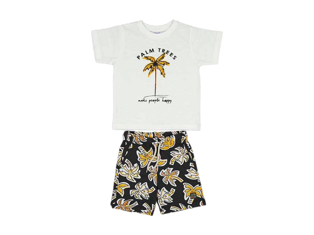 Conjunto infantil de camiseta blanca y shorts negros con estampado de palmeras amarillas.