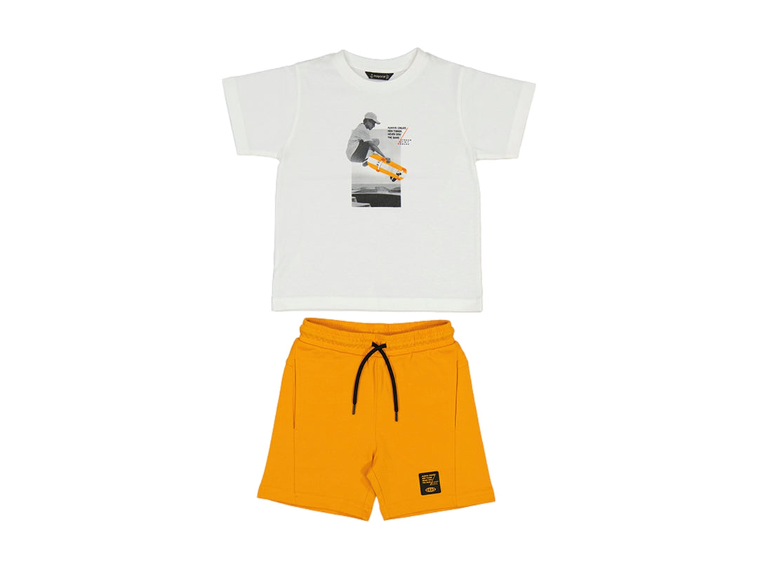 Conjunto infantil de camiseta blanca con estampado y short naranja con cordón ajustable.
