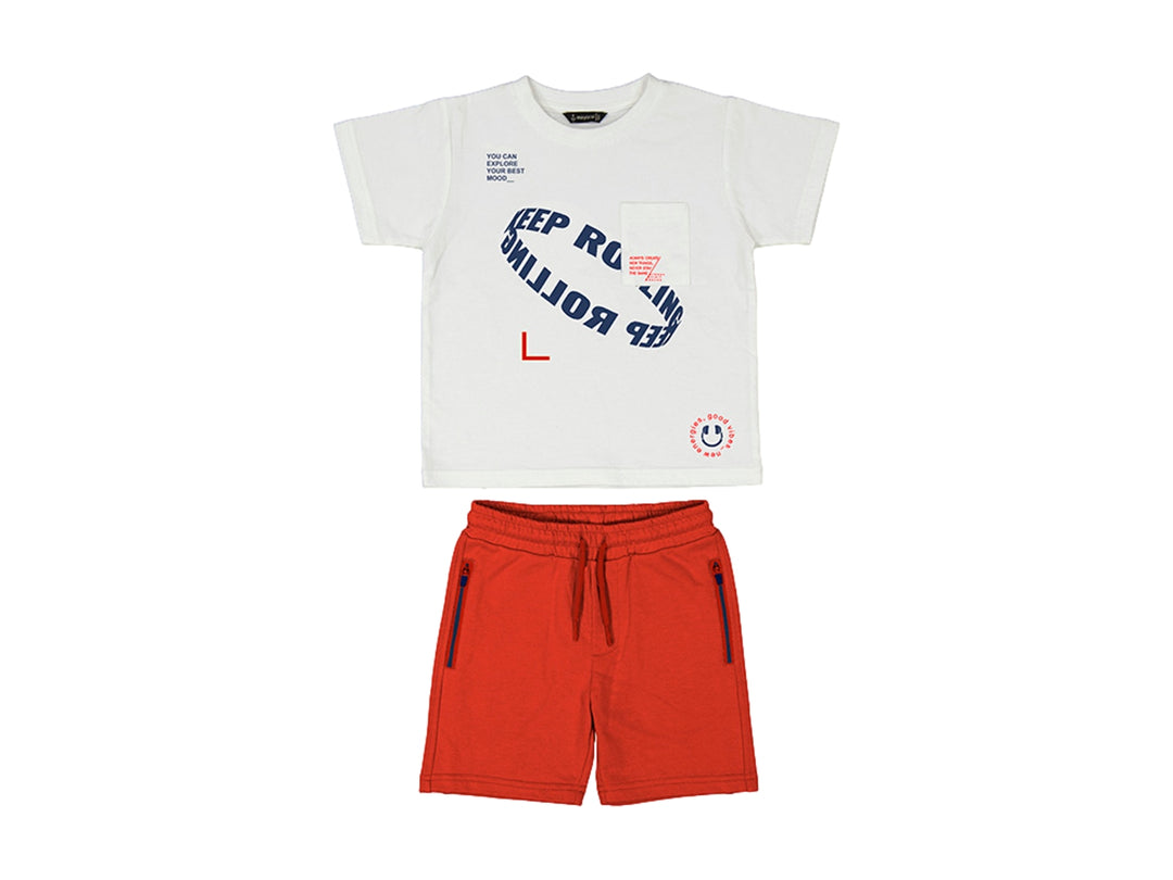 Conjunto de ropa infantil compuesto por camiseta color nata con estampado y pantalón corto rojo.