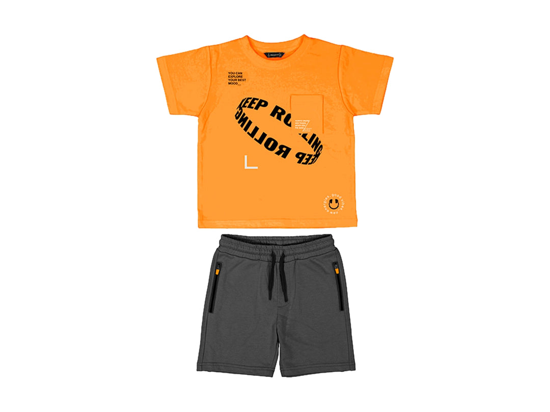 Conjunto infantil de camiseta naranja con estampado negro y shorts grises.