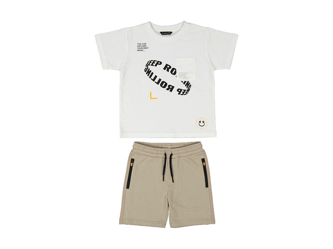 Conjunto infantil de camiseta blanca con estampado y shorts color beige.